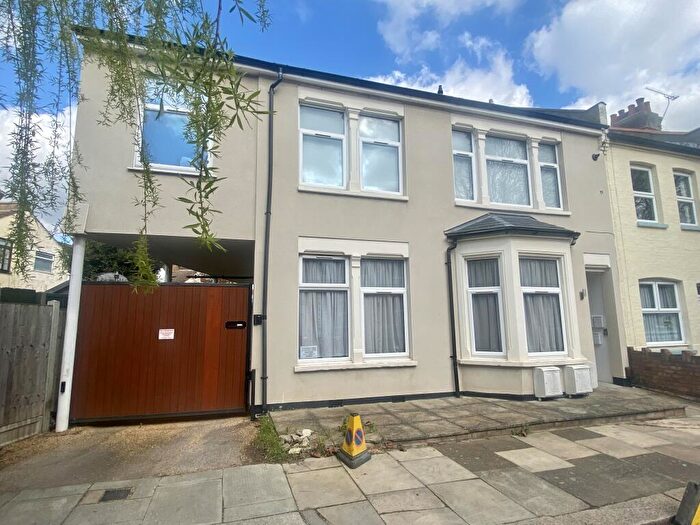 1 Bedroom Apartment To Rent In Avebury Road, Westcliff-On-Sea, SS0