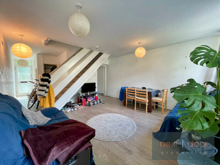 4 Bedroom Town House To Rent In Olney Road, Kennington, SE17