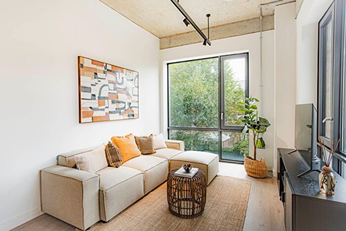 2 Bedroom Flat To Rent In Hammersmith Rd, London, W6