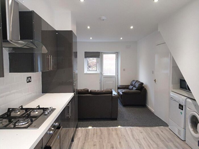 5 Bedroom House To Rent In Fladbury Crescent, Selly Oak, Birmingham, West Midlands, B29