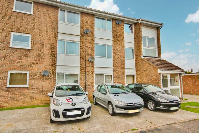 2 Bedroom Flat To Rent In Foxglove Way, Springfield, Chelmsford CM1