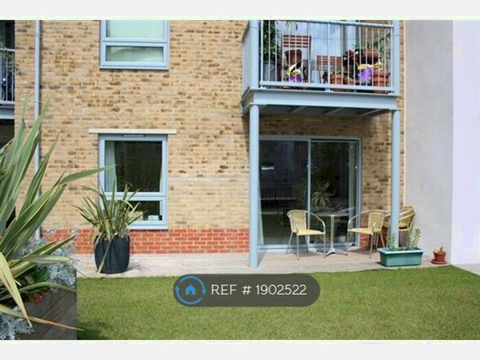 1 Bedroom Flat To Rent In Coombe Way, Farnborough, GU14