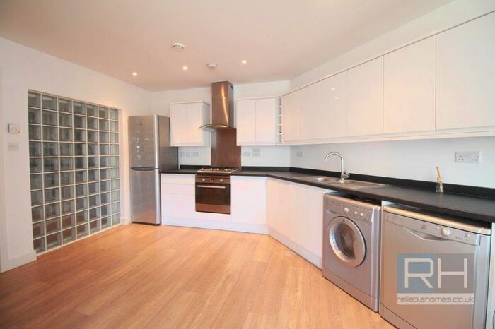 2 Bedroom Flat To Rent In Green Lanes, Palmers Green, London, N13