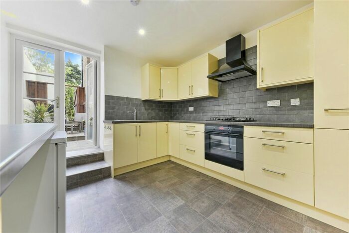 2 Bedroom Flat To Rent In Kenilworth Road, London, Uk, W5