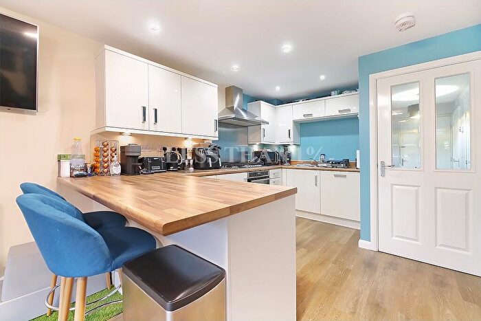 3 Bedroom Terraced House For Sale In Lockgate Road -, NN4