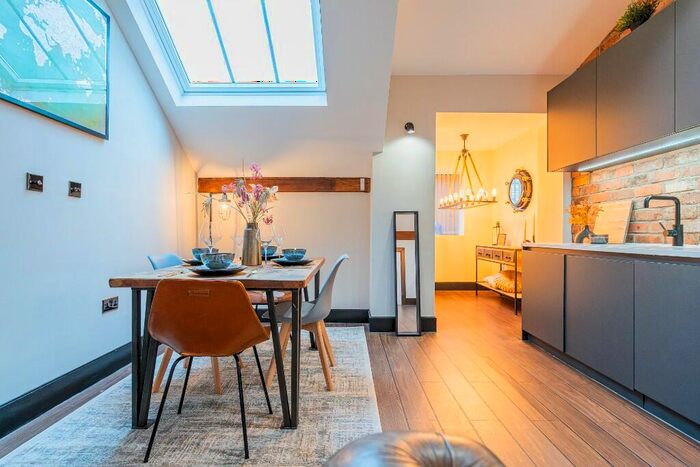 2 Bedroom Apartment To Rent In -Bed Apartment, Portland Street, Basil House, M1