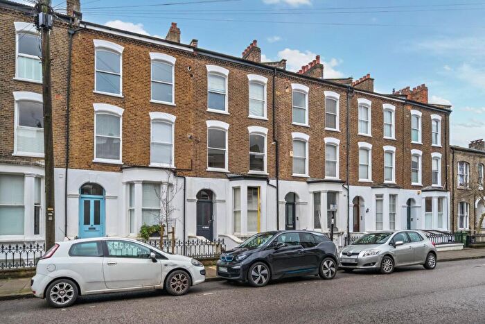 1 Bedroom Flat For Sale In Cheverton Road, Highgate, London, N19