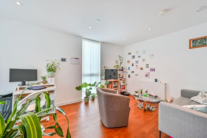 1 Bedroom Flat To Rent In Discovery Tower, Canning Town, London, E16