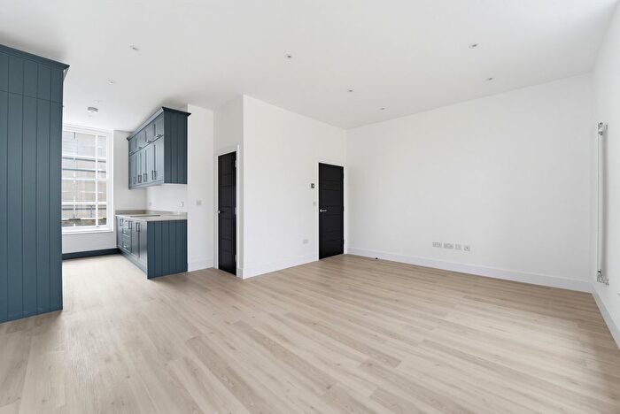 2 Bedroom Flat To Rent In High Street, Uxbridge, UB8
