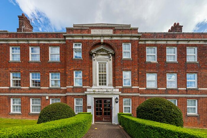 2 Bedroom Apartment To Rent In Yew Tree Court, Bridge Lane, London, NW11