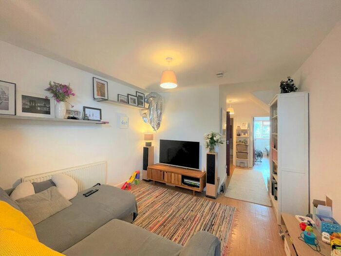 2 Bedroom Flat To Rent In Fortis Green, East Finchley, N2