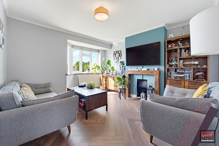 2 Bedroom Flat For Sale In Oakhall Drive, Sunbury-On-Thames, TW16