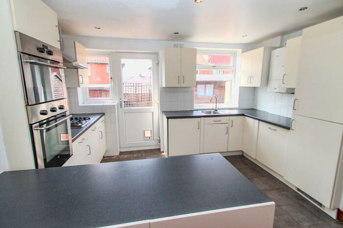 3 Bedroom Semi-Detached House To Rent In Bankfield Grove, Burley, LS4