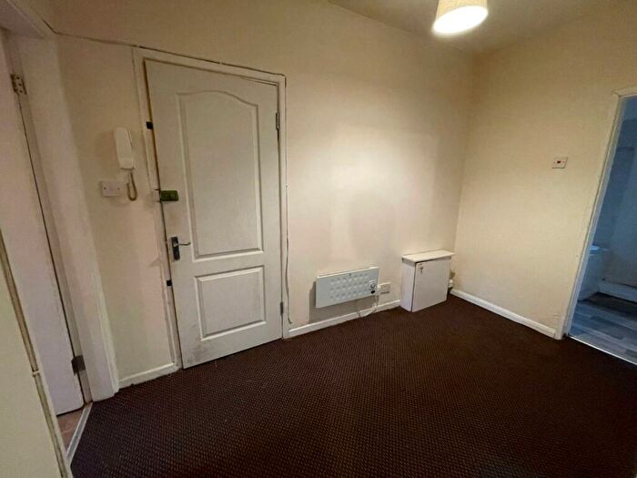 1 Bedroom Flat To Rent In Brantingham Road, Manchester, M16