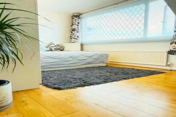 5 Bedroom Semi-Detached House To Rent In Milton Avenue, Barnet, EN5