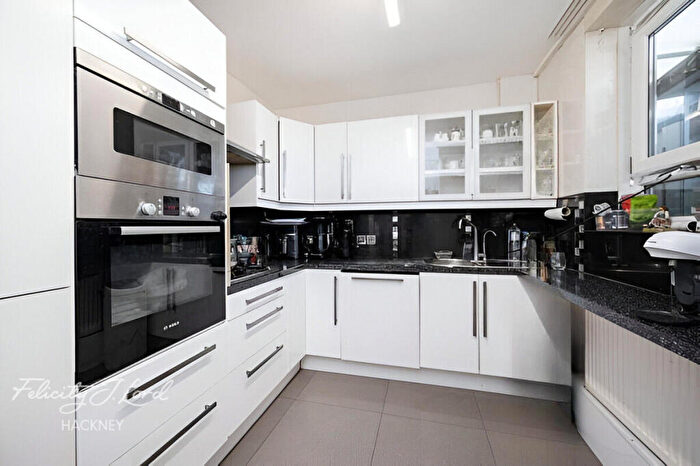 3 Bedroom Flat To Rent In Paragon Road, London, E9