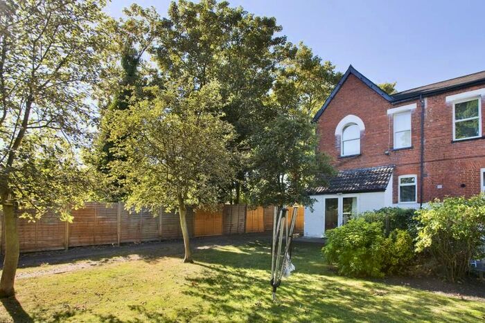 1 Bedroom Flat To Rent In Leacroft, Staines TW18