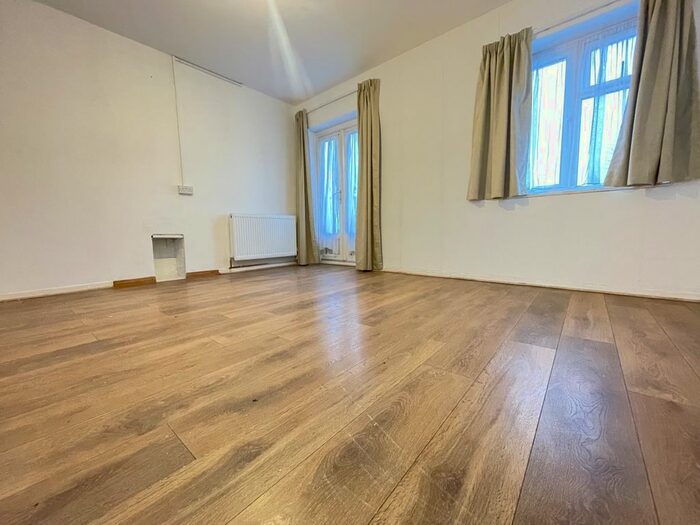 2 Bedroom Flat To Rent In Pinner Grove, Pinner, HA5