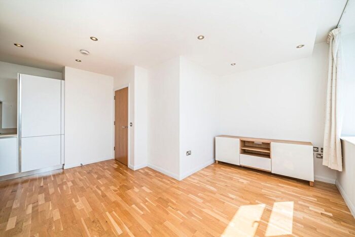 1 Bedroom Flat To Rent In Streatham High Road, Streatham, SW16