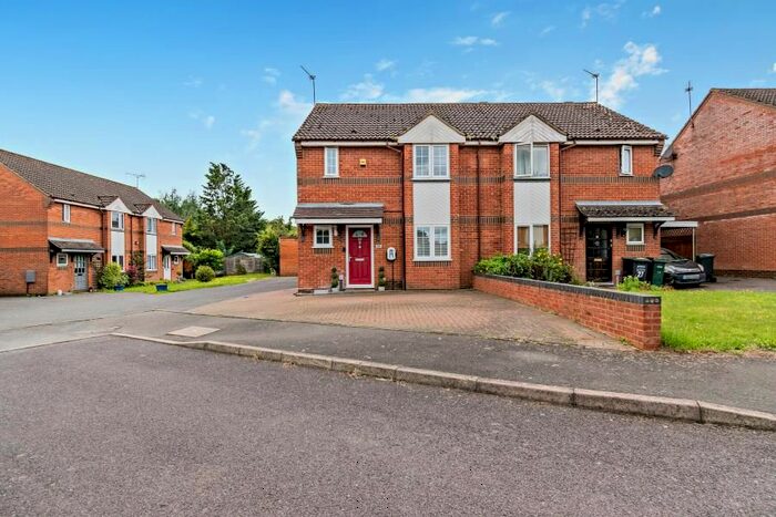 3 Bedroom Semi-Detached House To Rent In Oakhill Road, Maple Cross, Rickmansworth, WD3