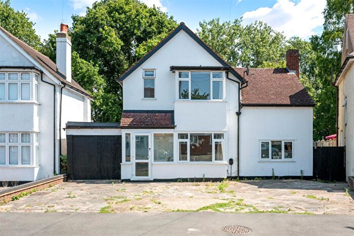 3 Bedroom Detached House For Sale In Hamilton Avenue, Cheam, Sutton, SM3