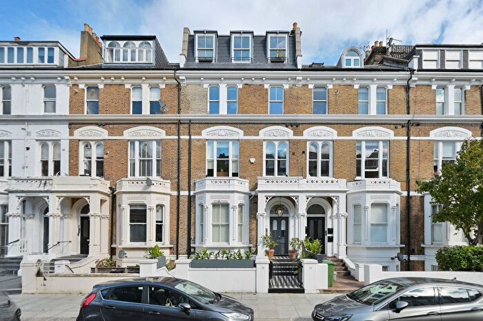 3 Bedroom Flat To Rent In Sinclair Road, Olympia, London, W14