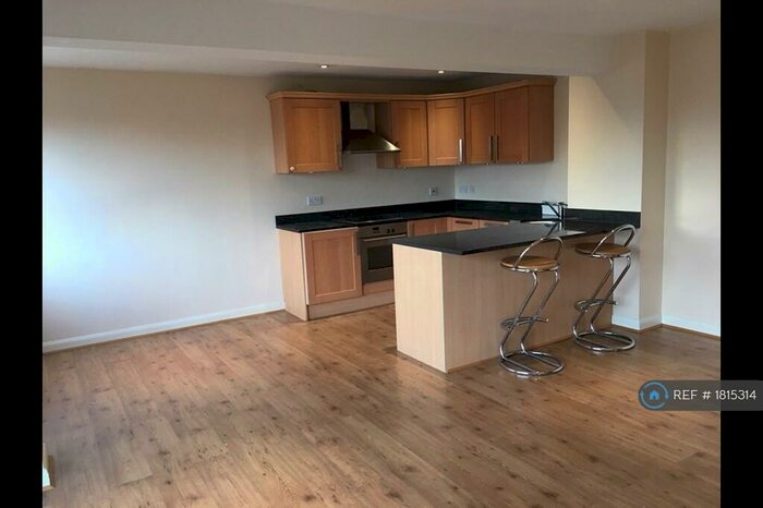 2 Bedroom Flat To Rent In Hollies House, Potters Bar, EN6