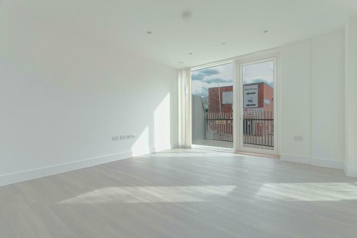 3 Bedroom Flat To Rent In Thames Road, London, E16