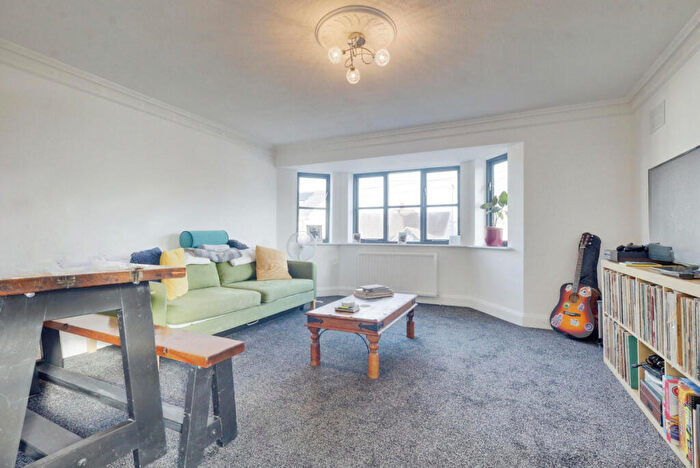 2 Bedroom Apartment For Sale In Nelson Road, Leigh-on-sea, SS9