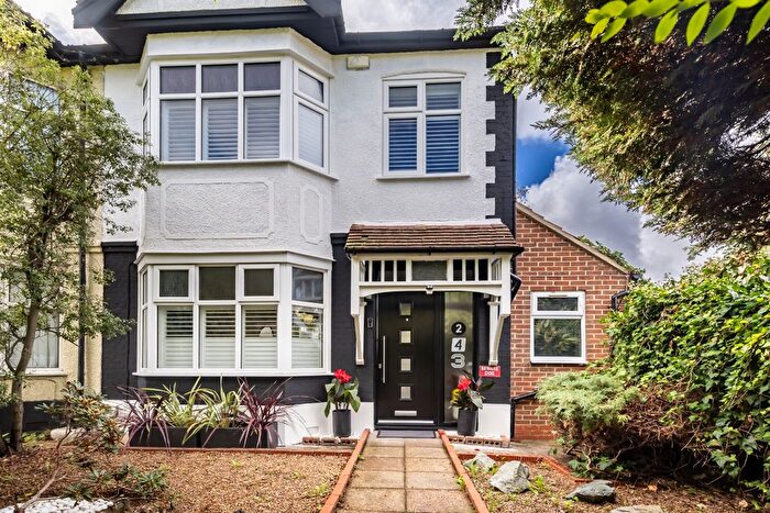 4 Bedroom End Of Terrace House For Sale In Snakes Lane East, Woodford, IG8