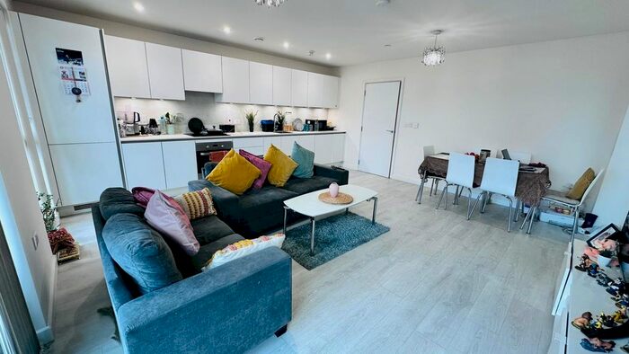 2 Bedroom Flat To Rent In Meadowview Close, Harrow, HA1