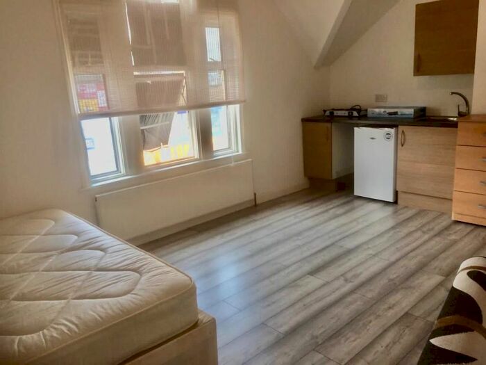 Studio To Rent In High Road, Leyton, E10