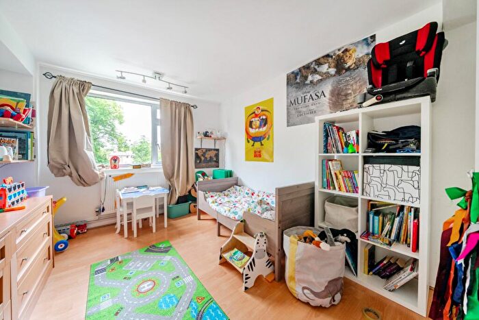 3 Bedroom Flat To Rent In Park Road, Beckenham, Kent, BR3