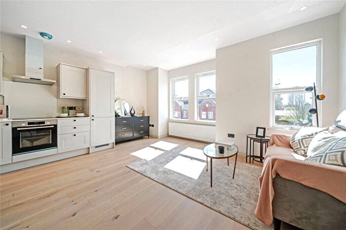 2 Bedroom Flat To Rent In Julian Avenue, London, W3