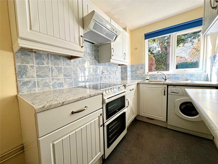 1 Bedroom Flat For Sale In Chasefield Close, Guildford, Surrey, GU4
