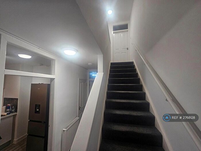 2 Bedroom Maisonette To Rent In Charleston Drive, Dundee, DD2