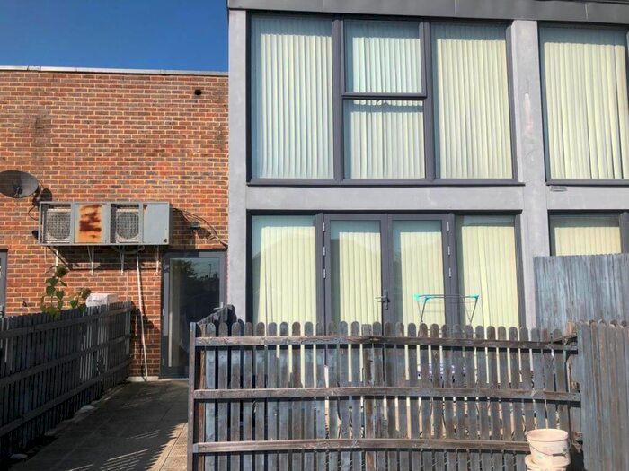 3 Bedroom Flat To Rent In The Metro Centre, St. Johns Road, Isleworth, TW7