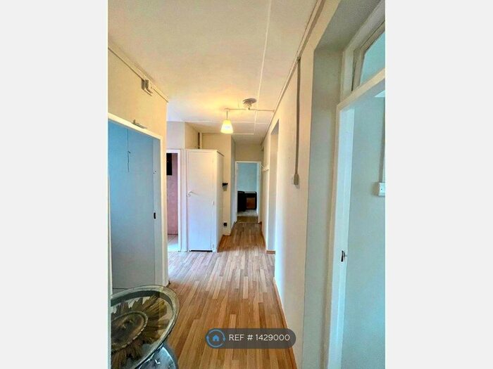 3 Bedroom Flat To Rent In Vallance Road, London, E1