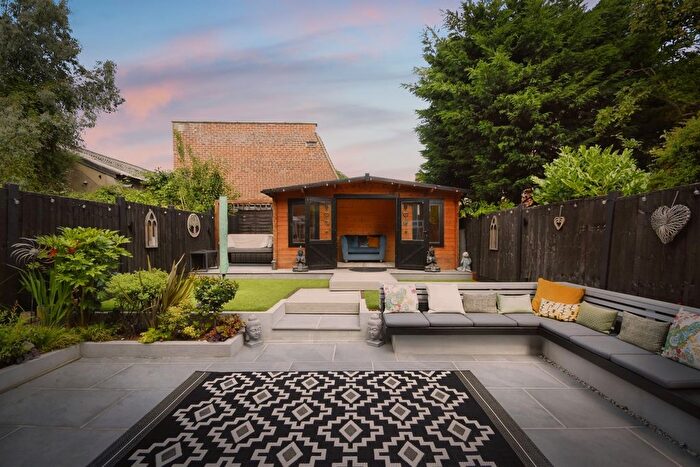 4 Bedroom Semi-detached House For Sale In Willowdene, Pilgrims Hatch, Brentwood, CM15