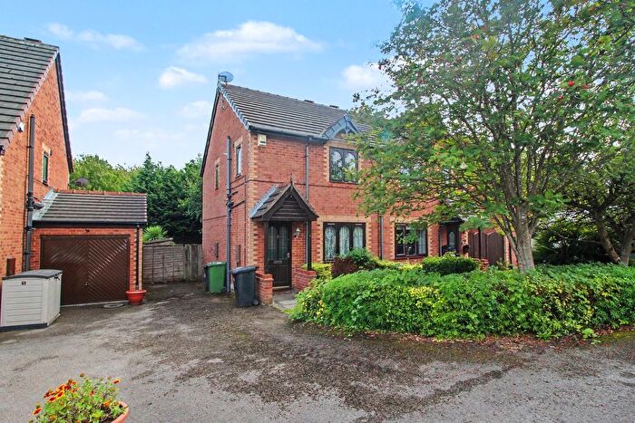 3 Bedroom Semi-Detached House For Sale In Raylands Court, Leeds, LS10