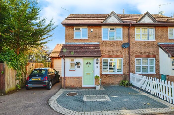 3 Bedroom Semi Detached House For Sale In Hamblings Close, Radlett, WD7