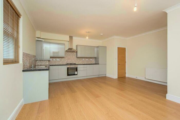 3 Bedroom Apartment To Rent In New Wanstead, Snaresbrook, E11