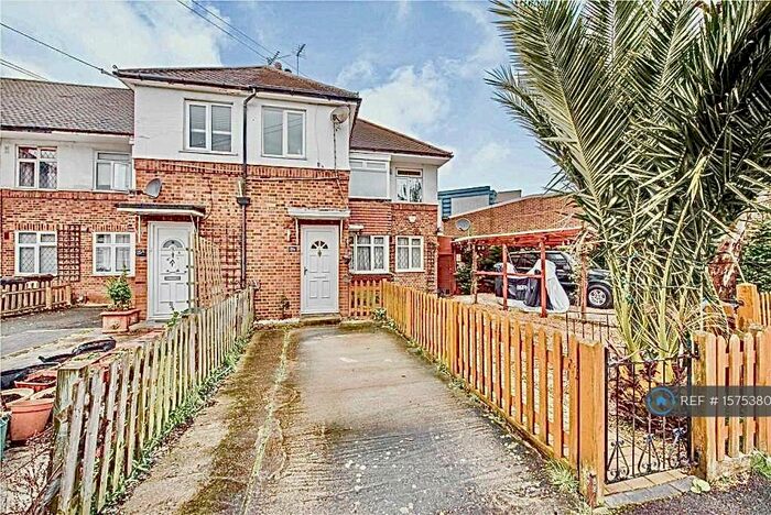 2 Bedroom Maisonette To Rent In Barnard Gardens, New Malden, KT3