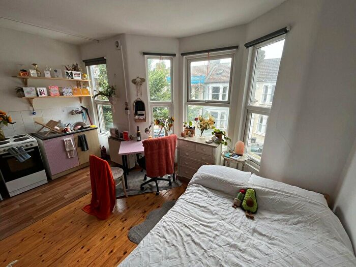Studio To Rent In Belgrade Road, London, N16