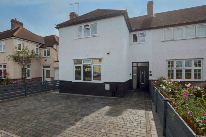 3 Bedroom Semi-Detached House To Rent In New Malden, KT3