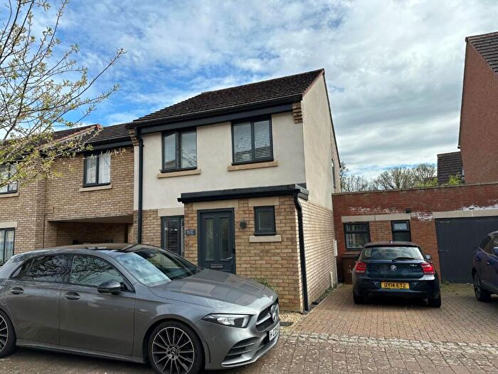 4 Bedroom Link Detached House For Sale In Upton, Northampton, NN5