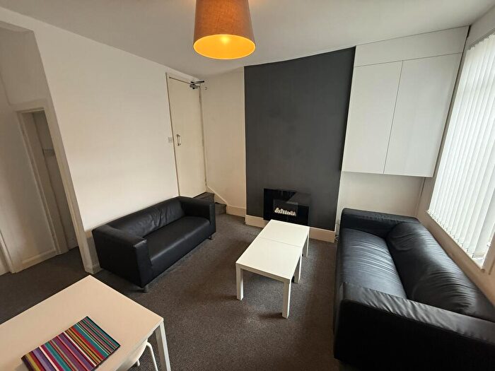 4 Bedroom House To Rent In Ednaston Road - Copy, Dunkirk, East Midlands, NG7