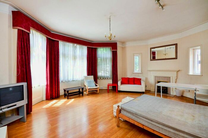2 Bedroom Flat To Rent In Earls Court Road, Earls Court, London, SW5