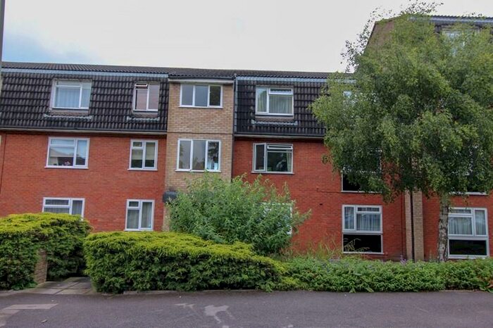 2 Bedroom Apartment To Rent In Bells Hill, High Barnet, Hertfordshire, EN5