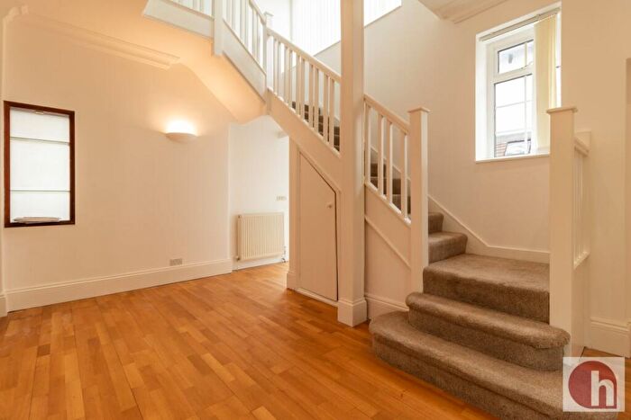 5 Bedroom Semi-Detached House To Rent In Hodford Road, Golders Green, NW11